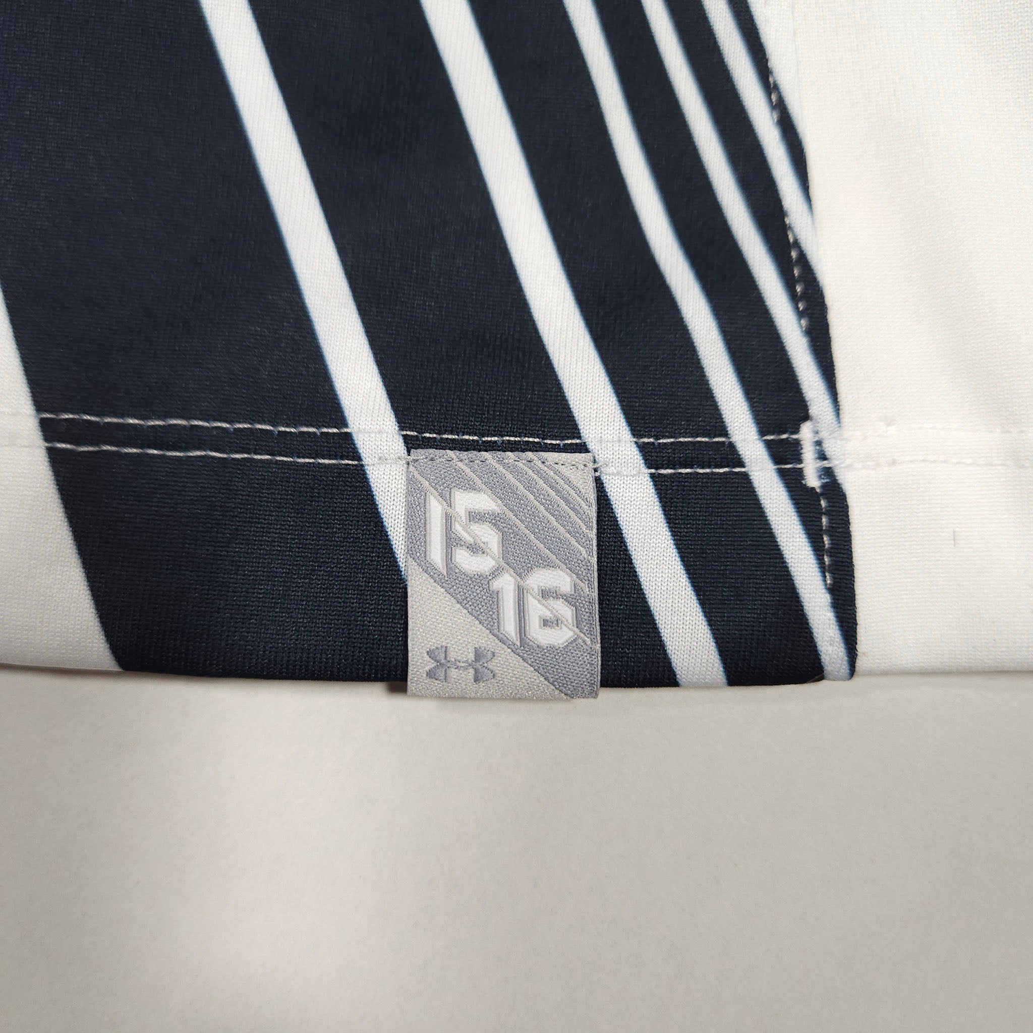 Tottenham Home Shirt 2015-16 – Kane #10 detailed view 4